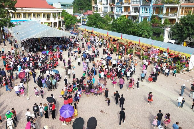 Khung cảnh náo nhiệt của sự kiện
