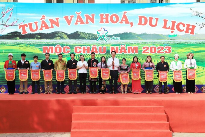Bên cạnh đó, chính quyền địa phương cũng cảm ơn các đơn vị tham dự, đây là một trong những yếu tố giúp quảng bá văn hóa, ẩm thực, con người Mộc Châu tới khách thập phương