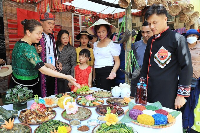 Bên cạnh đó, các đặc sản về ẩm thực cũng được các xã trên địa bàn giới thiệu tới du khách