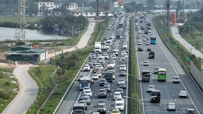Đối với người đi xe khách, phương tiện công cộng nên đặt vé sớm để tránh tình trạng hết vé và đón xe dọc đường có nguy cơ bị nhà xe tăng giá vé, nhồi nhét khách, không bảo đảm an toàn. Đối với các phương tiện cá nhân nên đi sớm. Đặc biệt, cảnh sát giao thông Hà Nội khuyến cáo người dân tránh đi vào khung giờ từ 8-10h và 14-16h hằng ngày vì thời điểm này thường xảy ra ùn tắc. Trước khi khởi hành, tài xế cần kiểm tra kỹ an toàn xe, lên lịch trình và lựa chọn những tuyến đường phù hợp. Trong quá trình di chuyển, người dân nên cập nhật tình hình giao thông để có thể thay đổi cho phù hợp