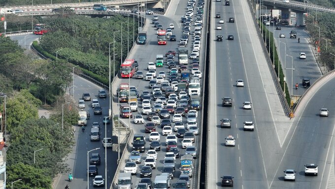 Đến 16h ngày 13/2, vành đai 3 trên cao, hướng đi cầu Mai Dịch ùn tắc do lưu lượng phương tiện đông và va chạm giữa 2 ô tô