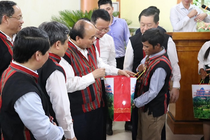 Trước đó, chiều 14/6, Chủ tịch nước Nguyễn Xuân Phúc thăm hỏi, tặng quà cho đồng bào dân tộc thiểu số, gia đình chính sách huyện Bố Trạch.