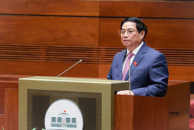 Thủ tướng Phạm Minh Chính trình bày Báo cáo kết quả thực hiện kế hoạch phát triển kinh tế-xã hội năm 2022; dự kiến kế hoạch phát triển kinh tế-xã hội năm 2023 - Ảnh: VGP/Nhật Bắc