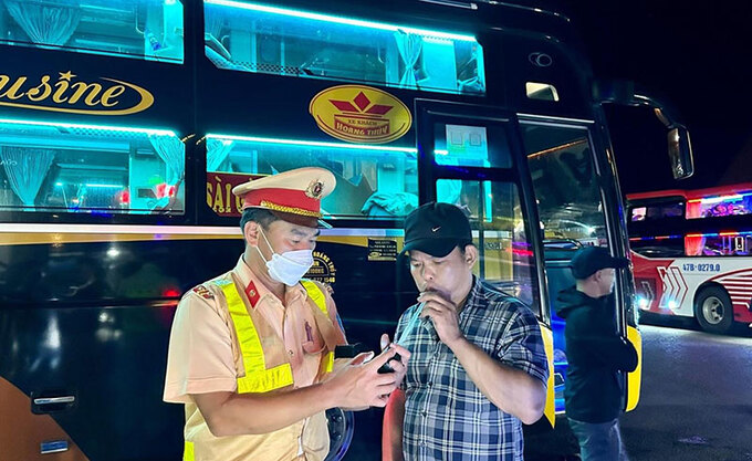 Lực lượng CSGT kiểm tra nồng độ cồn của lái xe trước khi khởi hành chạy chuyến tối