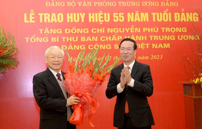 Đồng chí Võ Văn Thưởng, Ủy viên Bộ Chính trị, Thường trực Ban Bí thư tặng hoa chúc mừng Tổng Bí thư Nguyễn Phú Trọng. Ảnh: Phạm Cường
