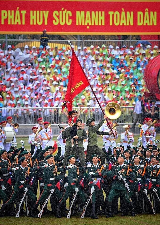 Hình ảnh 'em bé Điện Biên' lấy cảm hứng từ tượng đài Chiến thắng Điện Biên Phủ đặt trong cụm di tích Đồi D gồm D1, D2, D3 ở trung tâm thành phố Điện Biên Phủ.
