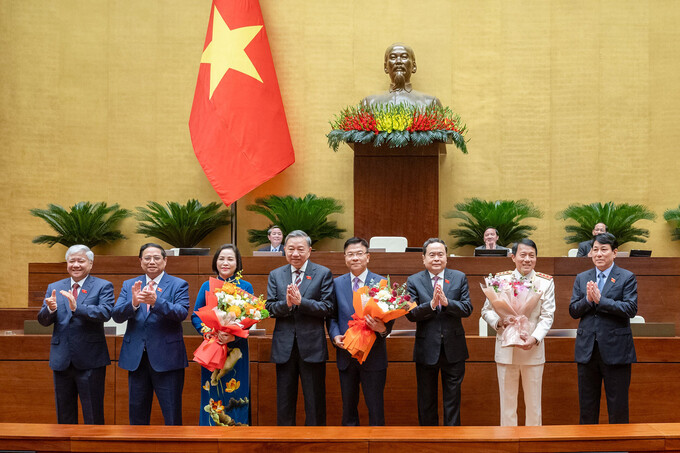 Các đồng chí lãnh đạo Đảng, Nhà nước tặng hoa chúc mừng Phó Chủ tịch Quốc hội Nguyễn Thị Thanh, Phó Thủ tướng Chính phủ Lê Thành Long và Bộ trưởng Bộ Công an Lương Tam Quang.