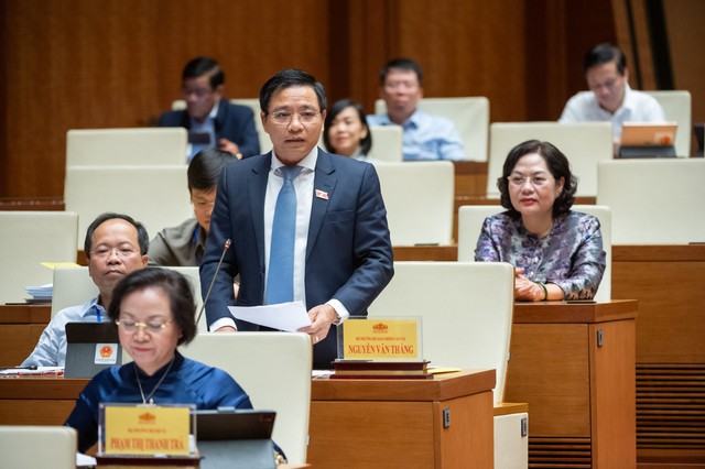 Bộ trưởng Bộ Giao thông vận tải Nguyễn Văn Thắng đã làm rõ nhiều nội dung mà Đại biểu Quốc hội quan tâm liên quan đến thí điểm cát biển làm vật liệu xây dựng đắp nền, giải pháp thu hút đầu tư vào dự án PPP.