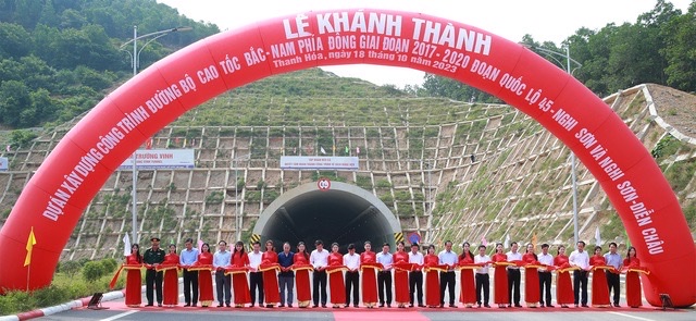 Phó Thủ tướng Trần Hồng Hà và lãnh đạo một số bộ, ngành, địa phương cắt băng khánh thành Dự án - Ảnh: VGP/Minh Khôi