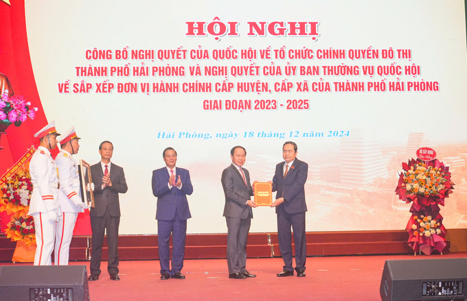 Chủ tịch Quốc hội Trần Thanh Mẫn trao Nghị quyết của Quốc hội về tổ chức chính quyền đô thị thành phố Hải Phòng cho Bí thư Thành ủy Hải Phòng Lê Tiến Châu. Ảnh: Đàm Thanh