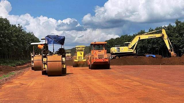 Tiếp tục phát huy tinh thần trách nhiệm cao nhất, đẩy nhanh tiến độ đầu tư xây dựng các dự án, công trình hạ tầng giao thông