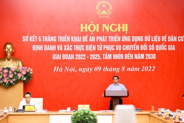 Thủ tướng đề nghị các cấp, các ngành cần thống nhất nhận thức, quyết tâm cao hơn, nỗ lực lớn hơn, khắc phục mọi tồn tại, hạn chế, khó khăn, thách thức để triển khai hiệu quả Đề án 06 rất quan trọng này, với một số quan điểm, định hướng chỉ đạo lớn