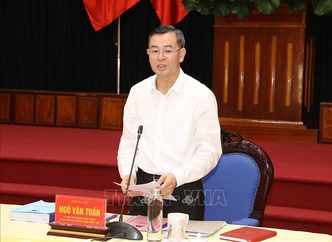 Đồng chí Ngô Văn Tuấn, Ủy viên Trung ương Đảng, Bí thư Tỉnh ủy, Trưởng đoàn đại biểu Quốc hội tỉnh Hòa Bình trình bày báo cáo . Ảnh Trí Dũng/TTXVN