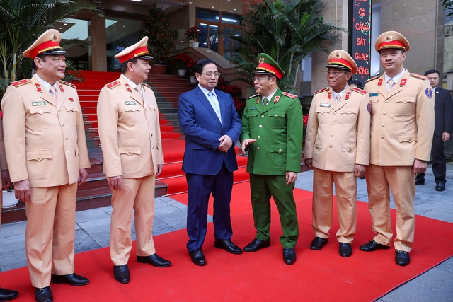 Thủ tướng nghe lãnh đạo Bộ Công an báo cáo về công tác bảo đảm trật tự an toàn giao thông trong dịp Tết Nguyên đán Giáp Thìn 2024 - Ảnh: VGP/Nhật Bắc