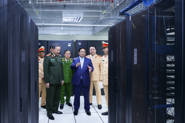Thủ tướng thăm Trung tâm dữ liệu của Cục Cảnh sát giao thông - Ảnh: VGP/Nhật Bắc