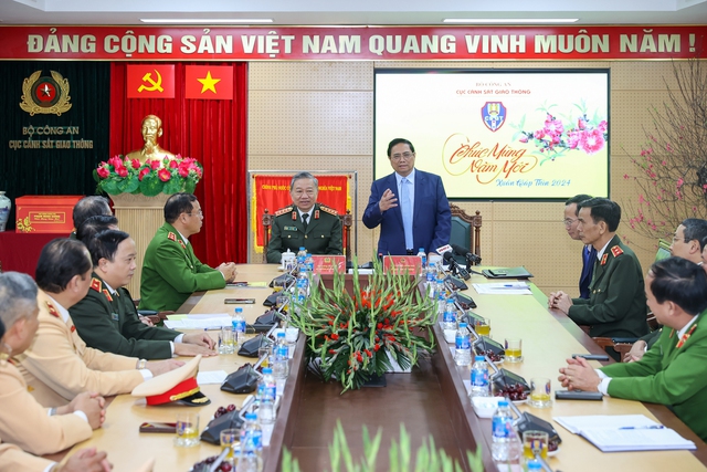 Thủ tướng đánh giá cao và biểu dương những kết quả mà lực lượng cảnh sát giao thông đạt được trong thời gian qua - Ảnh: VGP/Nhật Bắc