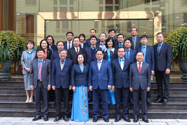 Thủ tướng chụp ảnh lưu niệm cùng các đại biểu