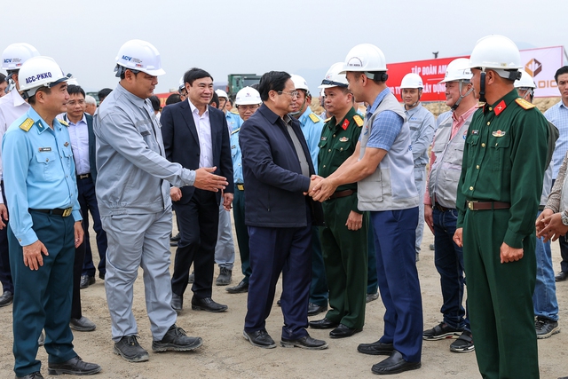 Thủ tướng thăm hỏi, động viên cán bộ, kỹ sư làm việc trên công trường