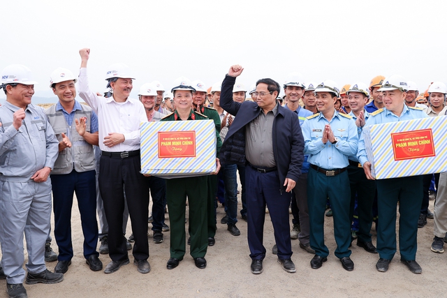 Thủ tướng đề nghị các nhà thầu thi công 3 ca 4 kíp, tranh thủ thời tiết thuận lợi, phấn đấu hoàn thành vào 19/11/2023, trước thời hạn 1 tháng