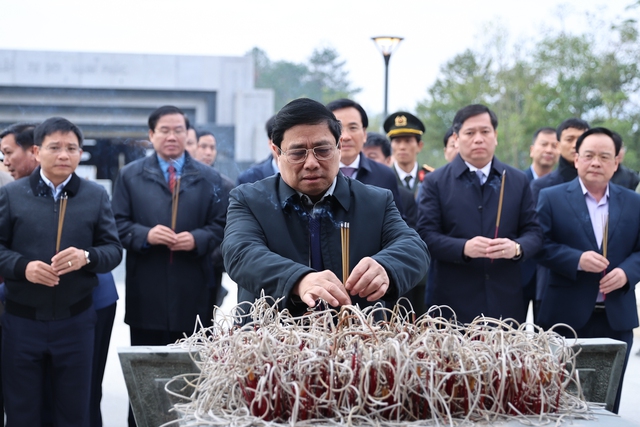 Thủ tướng cùng đoàn công tác dâng hương viếng các Anh hùng liệt sỹ