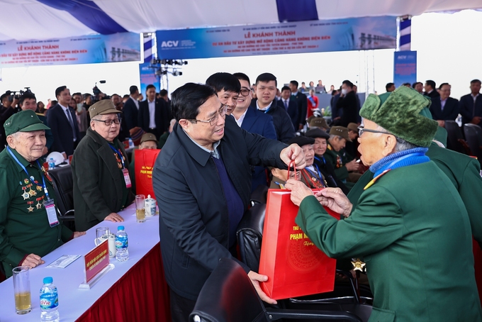 Thủ tướng tặng quà cho các cựu chiến binh chiến trường Điện Biên Phủ năm xưa