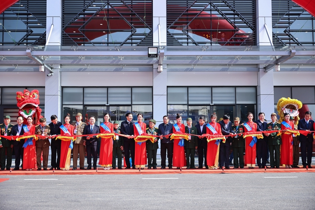 Thủ tướng Phạm Minh Chính và các đại biểu cắt băng khánh thành dự án