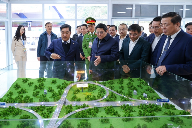 Thủ tướng nhấn mạnh, việc khởi công dự án càng củng cố thêm những kinh nghiệm quý, bài học hay trong việc thực hiện các mục tiêu phát triển kinh tế - xã hội nói chung và phát triển hạ tầng nói riêng