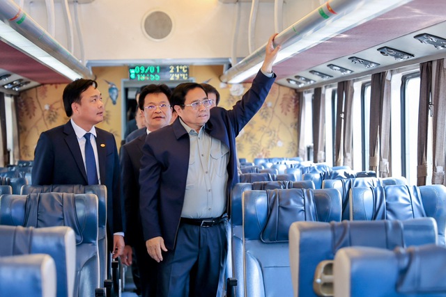 Thủ tướng kiểm tra cơ sở vật chất của tàu khách chất lượng cao Hà Nội – Đà Nẵng (SE19)