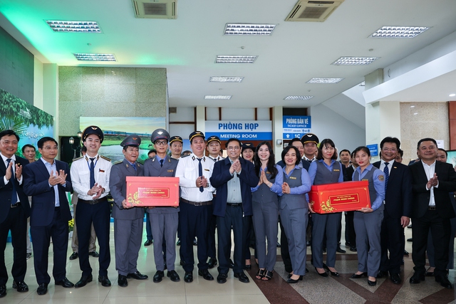 Thủ tướng Phạm Minh Chính tặng quà cho nhân viên Ga Hà Nội