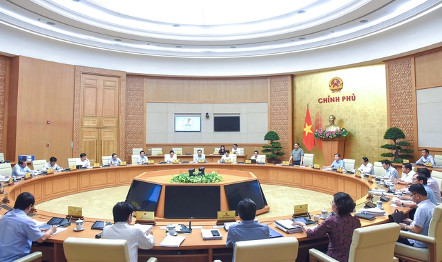 Nội dung đầu tiên được thảo luận tại phiên họp là tình hình kinh tế vĩ mô từ nay đến cuối năm 2022 và những tháng đầu năm 2023