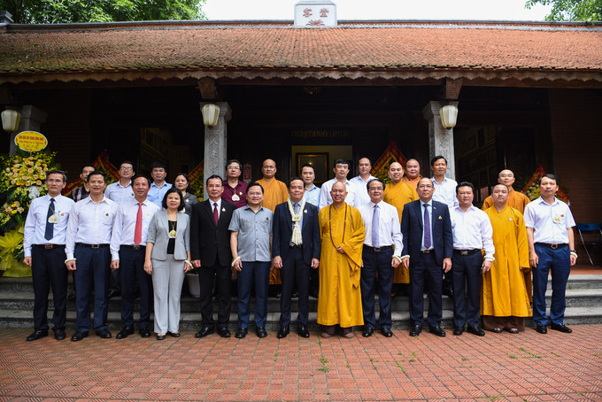 Phó thủ tướng Trần Lưu Quang và lãnh đạo tỉnh Bắc Ninh chụp ảnh lưu niệm tại chùa Phật Tích.