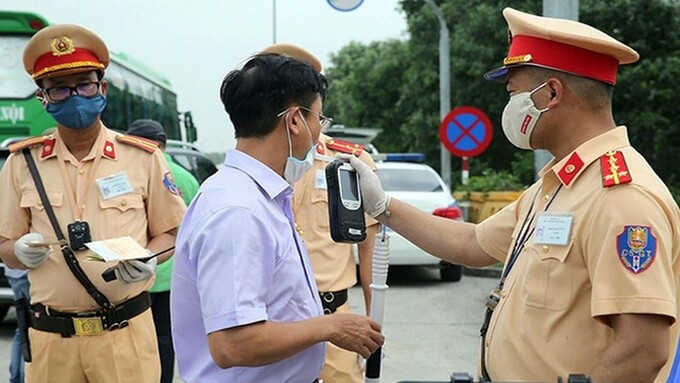 CSGT kiểm tra nồng độ cồn người tham gia giao thông (Ảnh minh họa)