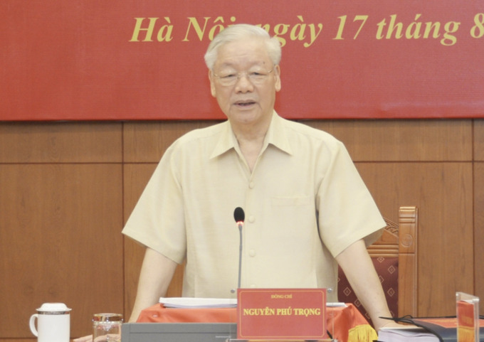 Tổng Bí thư Nguyễn Phú Trọng đề nghị, cần phải làm mạnh mẽ, bài bản hơn nữa, nhất là chống suy thoái về tư tưởng chính trị, đạo đức, lối sống, không có vùng cấm, không có ngoại lệ, bất kể đó là ai