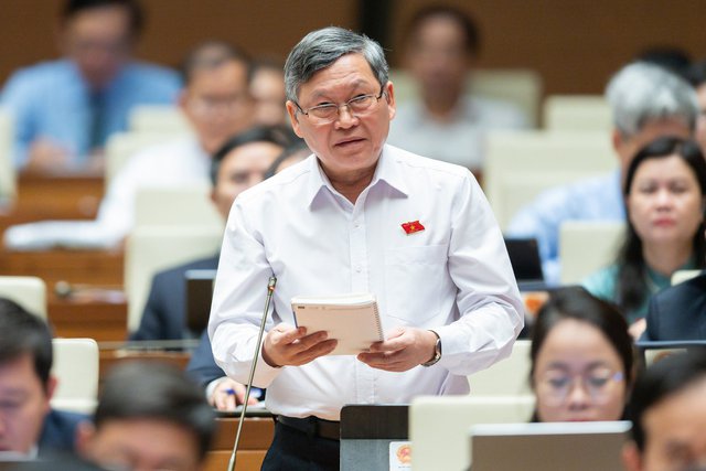 Đại biểu Tô Văn Tám (đoàn Kon Tum) khẳng định đồng tình với báo cáo của Chính phủ về tình hình kinh tế-xã hội năm 2022 và phương hướng, nhiệm vụ năm 2023 - Ảnh: VGP/HL