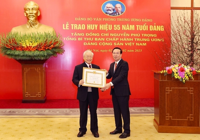 Đồng chí Võ Văn Thưởng, Ủy viên Bộ Chính trị, Thường trực Ban Bí thư trao Huy hiệu 55 năm tuổi Đảng tặng Tổng Bí thư Nguyễn Phú Trọng. Ảnh: Trí Dũng/TTXVN