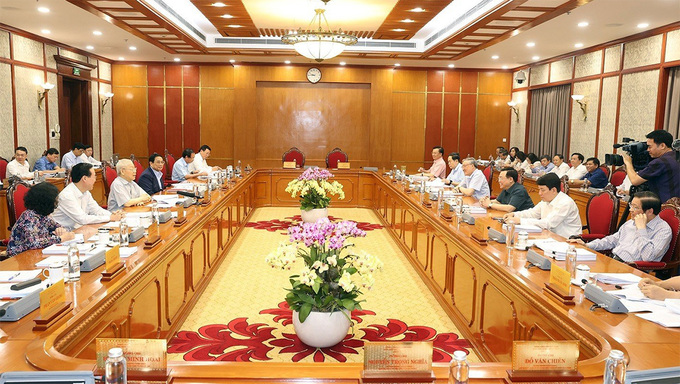 Tổng Bí thư Nguyễn Phú Trọng chỉ rõ, Nghị quyết mới cần chú ý trên cơ sở quan điểm cơ bản, biện pháp cần cụ thể hơn, thiết thực hơn, dễ hiểu, dễ nhớ, dễ thực hiện, dễ kiểm tra, phải tạo chuyển biến cụ thể để Nghệ An 'bước thật mạnh, tiến thật xa'