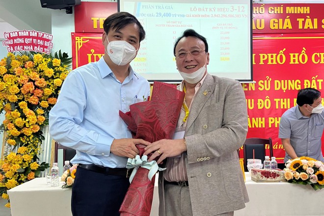 Lô đất tại Thủ Thiêm diện tích lớn nhất hơn 10.000 m2, giá trúng thầu của Tân Hoàng Minh cao gấp 8,3 lần với giá khởi điểm. Tuy nhiên, ông Đỗ Anh Dũng - Chủ tịch Tân Hoàng Minh khẳng định: 'Mức giá 24.500 tỷ đồng trúng thầu lô đất thực tế không quá cao'.
