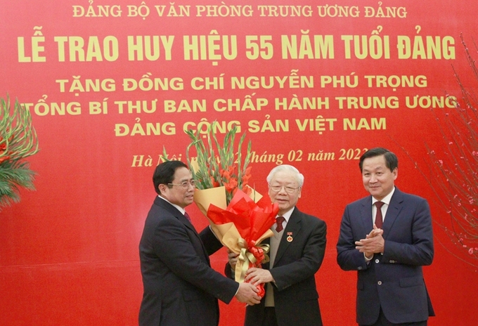 Thủ tướng Chính phủ Phạm Minh Chính và Phó Thủ tướng Chính phủ Lê Minh Khái tặng hoa chúc mừng Tổng Bí thư Nguyễn Phú Trọng. Ảnh: Phạm Cường