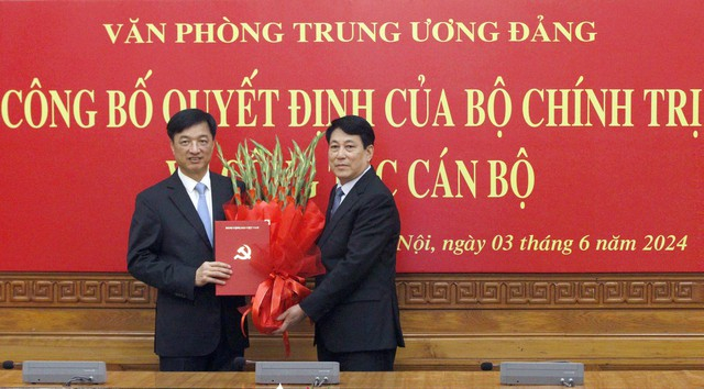 Đại tướng Lương Cường, Ủy viên Bộ Chính trị, Thường trực Ban Bí thư trao Quyết định điều động, phân công đồng chí Thượng tướng Nguyễn Duy Ngọc giữ chức Chánh Văn phòng Trung ương Đảng