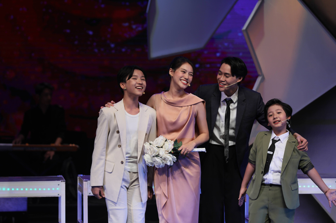 Minh Châu được Tổng đạo diễn Cao Ngọc Ánh dạy từ các động tác bế con, ru con ngủ để hoàn thành vai diễn một cách trọn vẹn nhất