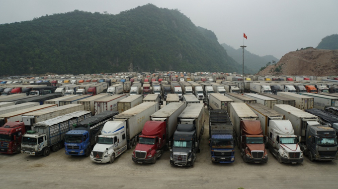 xe-container-un-u-o-cua-khau-tan-thanh-1587043703616