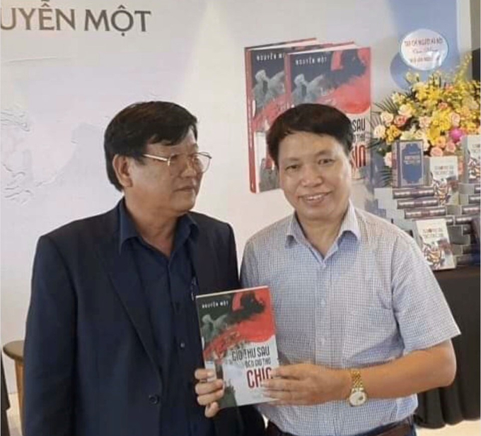 Nhà văn Nguyễn Một và nhà văn Đặng Vương Hưng tại Lễ ra mắt tiểu thuyết “Từ giờ thứ sáu đến giờ thứ chín”