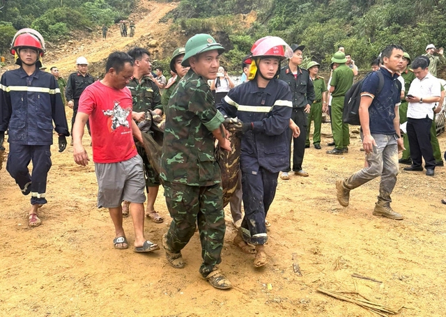Chiều 6/5, trên địa bàn phường Kỳ Liên (thị xã Kỳ Anh, Hà Tĩnh) xảy ra một trận mưa lớn gây sạt lở