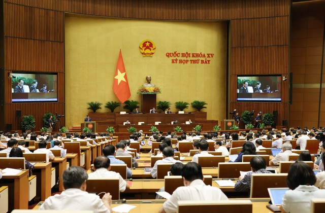 Quốc hội thảo luận về dự án Luật Đường bộ tại hội trường