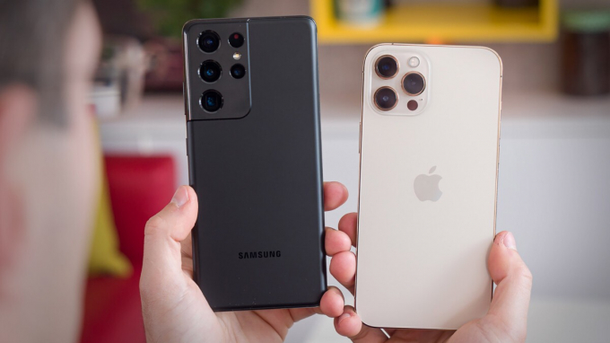 Galaxy S22 Ultra so dáng với iPhone 13 Pro Max