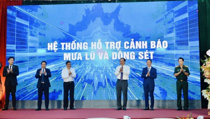 Các đại biểu thực hiện nghi thức ra mắt Hệ thống cảnh báo sớm dông sét, mưa lũ.