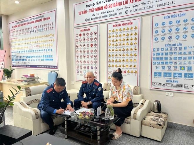 Cơ quan chức năng đã lập biên bản, xử phạt 14 triệu đồng và đình chỉ hoạt động, tháo biển bảng quảng cáo của trung tâm trên