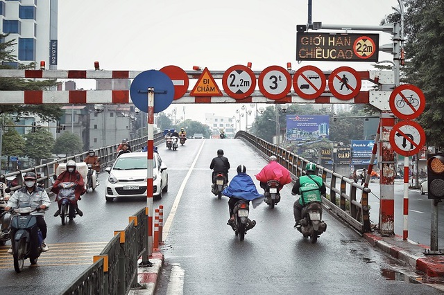 Cầu vượt Thái Hà - Chùa Bộc là địa điểm đầu tiên được thí điểm biển báo thông minh.