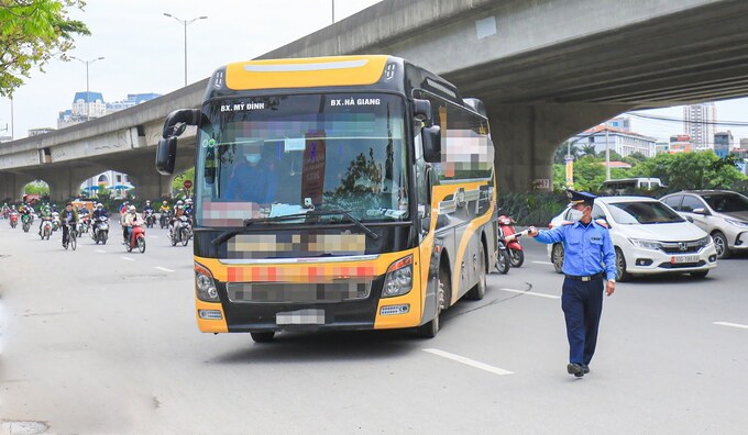 Thanh tra GTVT kiểm tra phương tiện kinh doanh vận tải (Ảnh: Tạ Hải)