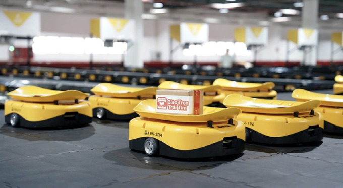 Robot tự hành chia chọn hàng hoá tại Tổ hợp công nghệ chia chọn thông minh của Viettel Post